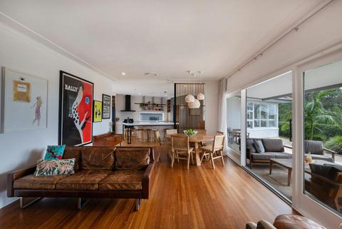 SiX Huskisson