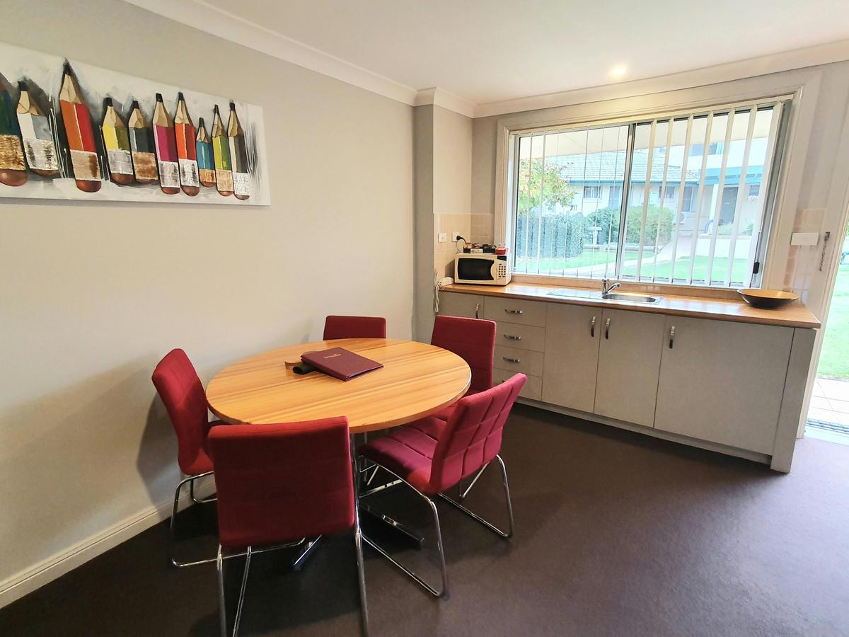 Deluxe King Suite Dining/kitchenette