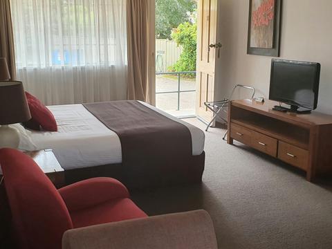 Deluxe King Room living area