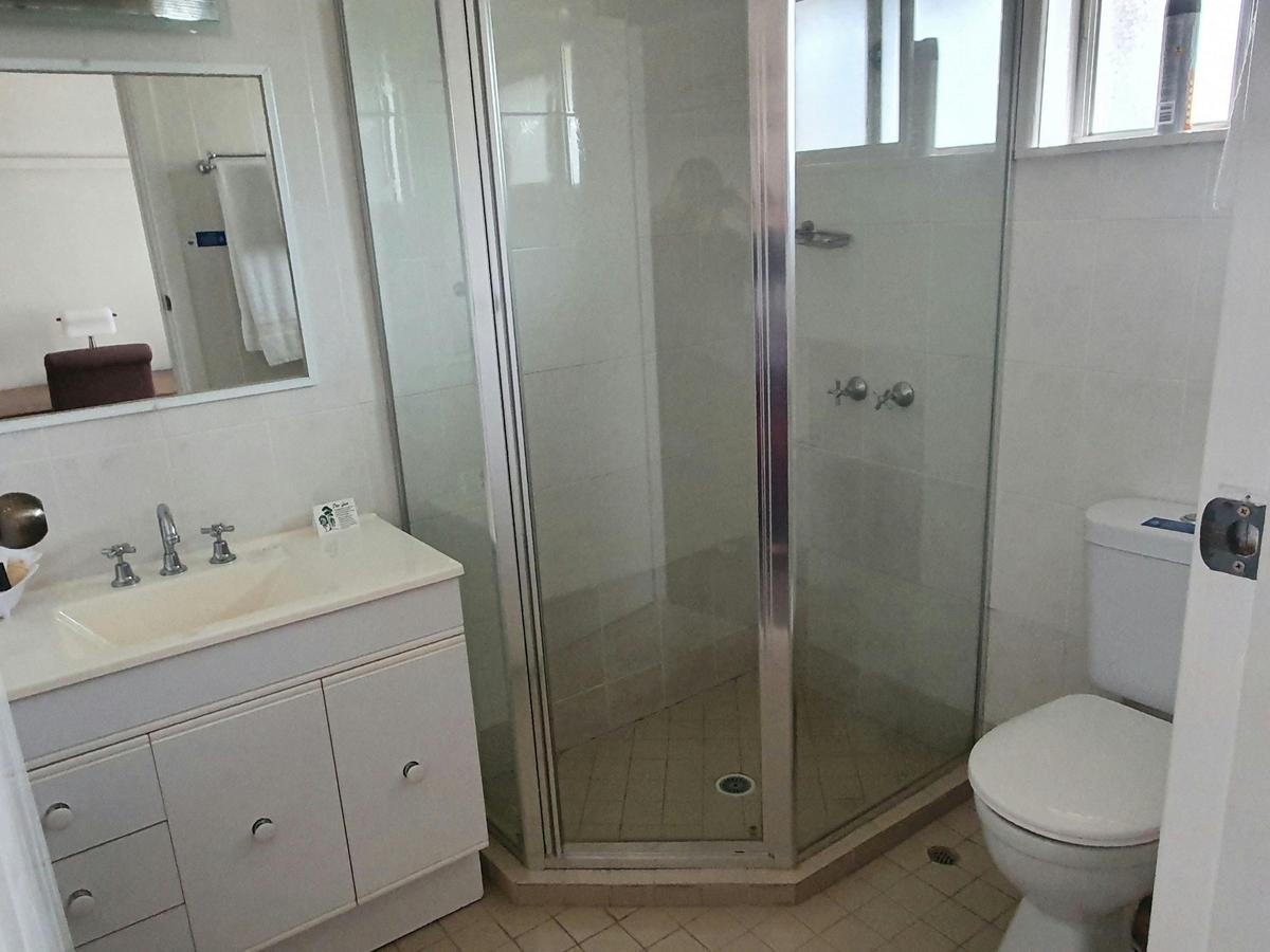 Deluxe King Room bathroom