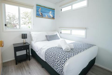 Sails Holiday Park - Ensuite Cabin - Bedroom
