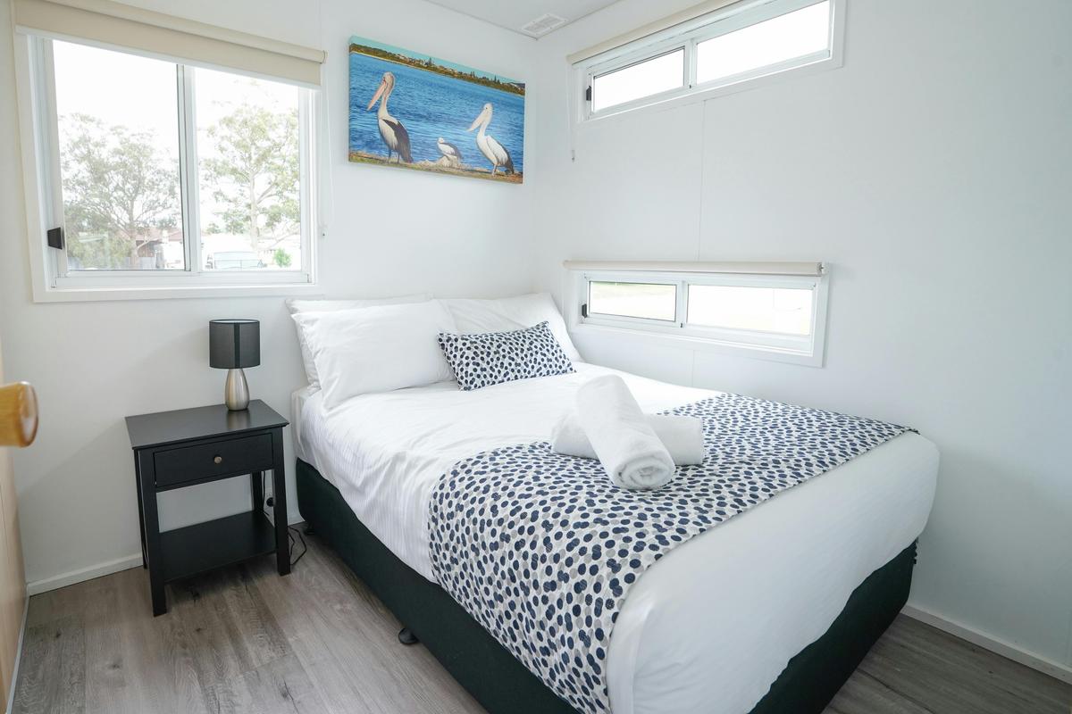 Sails Holiday Park - Ensuite Cabin - Bedroom