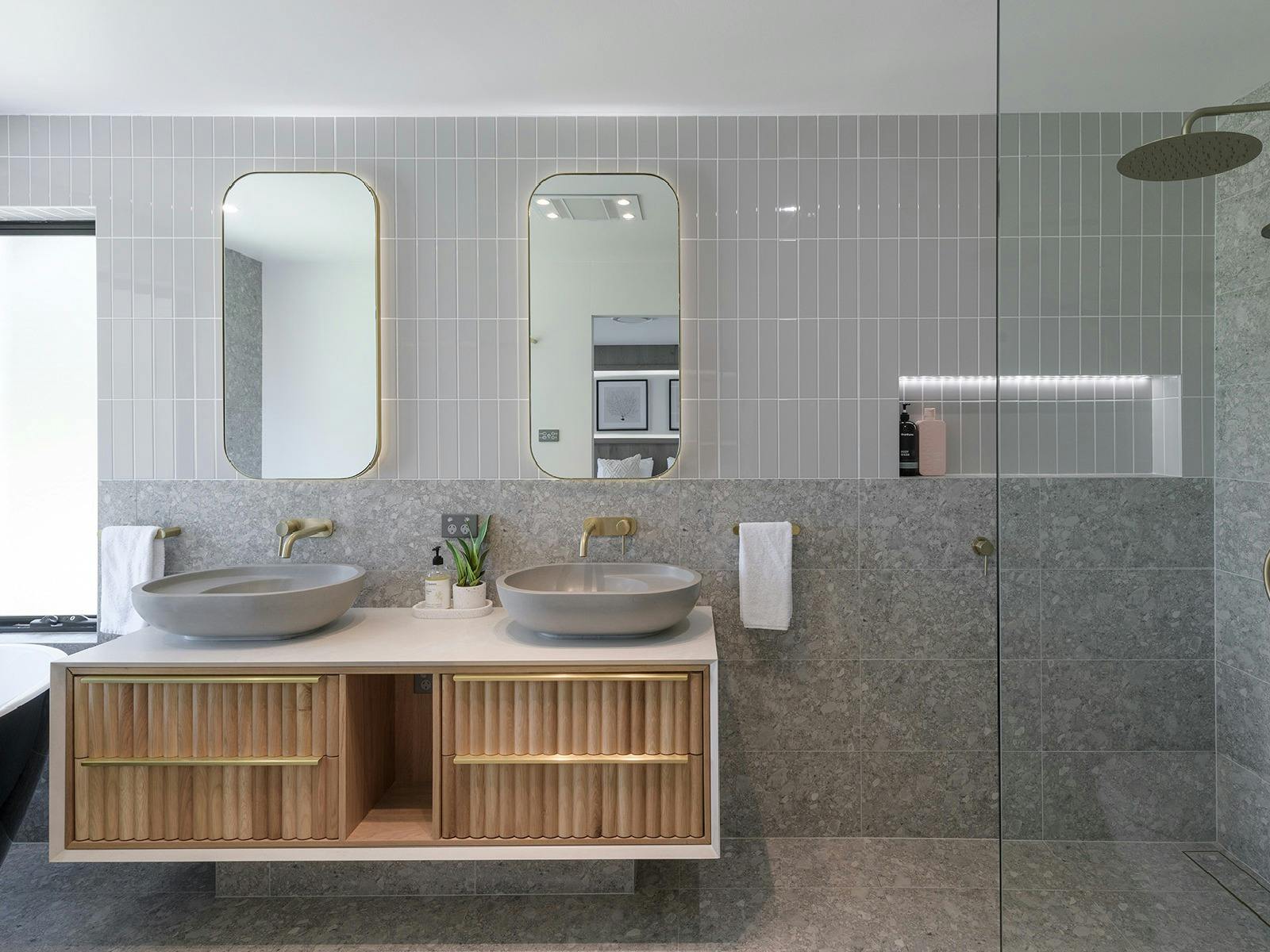 Tallowwood ensuite bathroom with bathtub