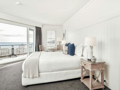 Luxurious absolute waterfront accommodation in an Anchorage room.