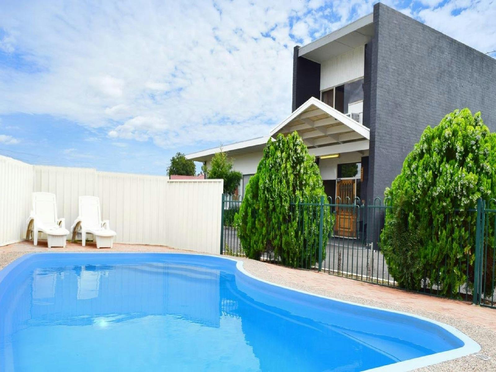 Pool side at Tamworth City Motel