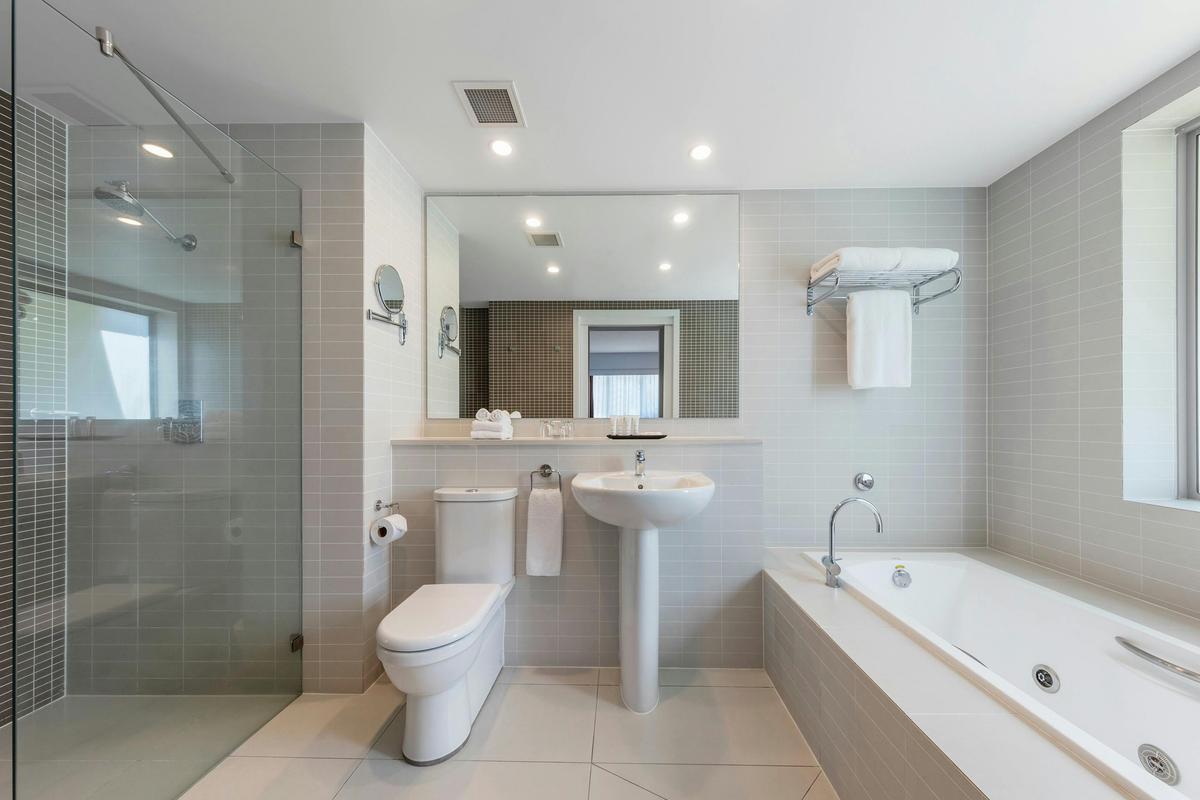 King Spa Suite Bathroom