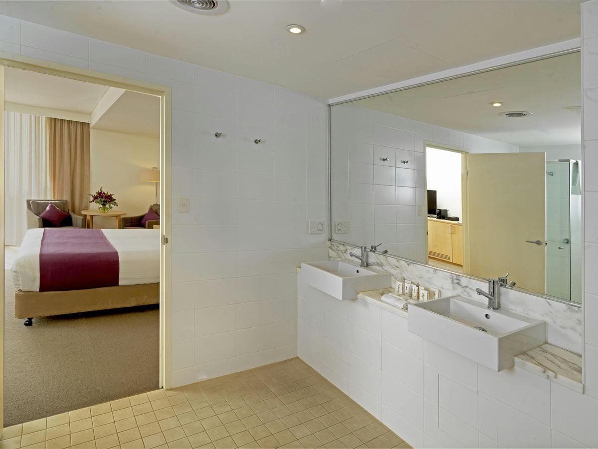 Executive Suite Bathroom