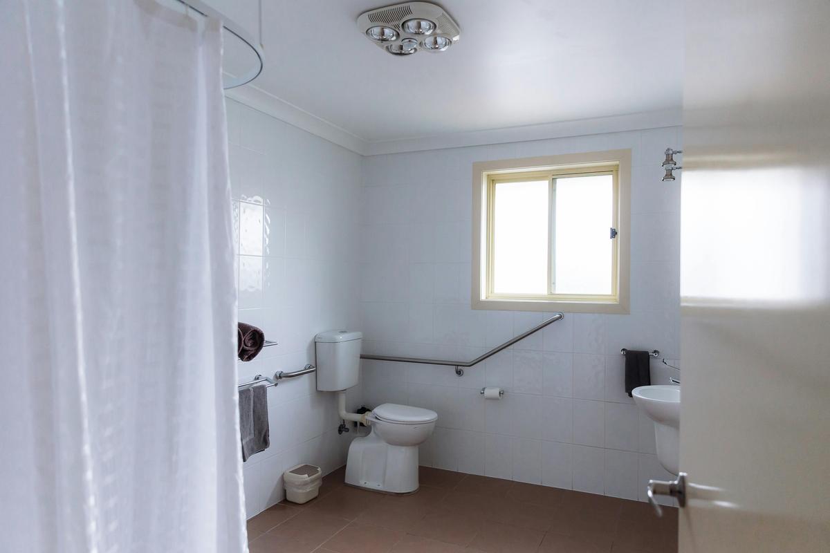 1-Bedroom Accessible Apartment Bathroom