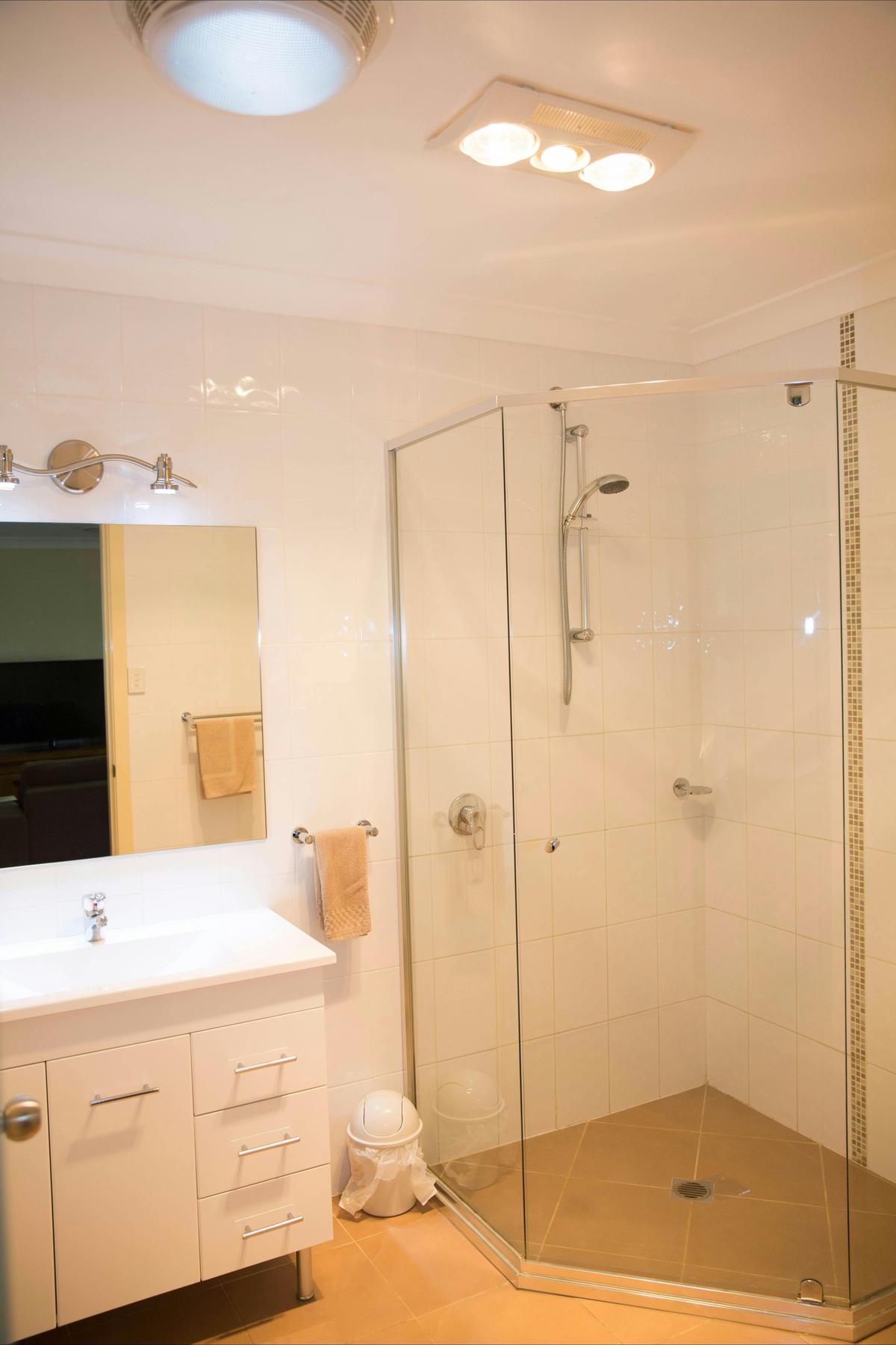 2 bedroom Apartment Bathroom