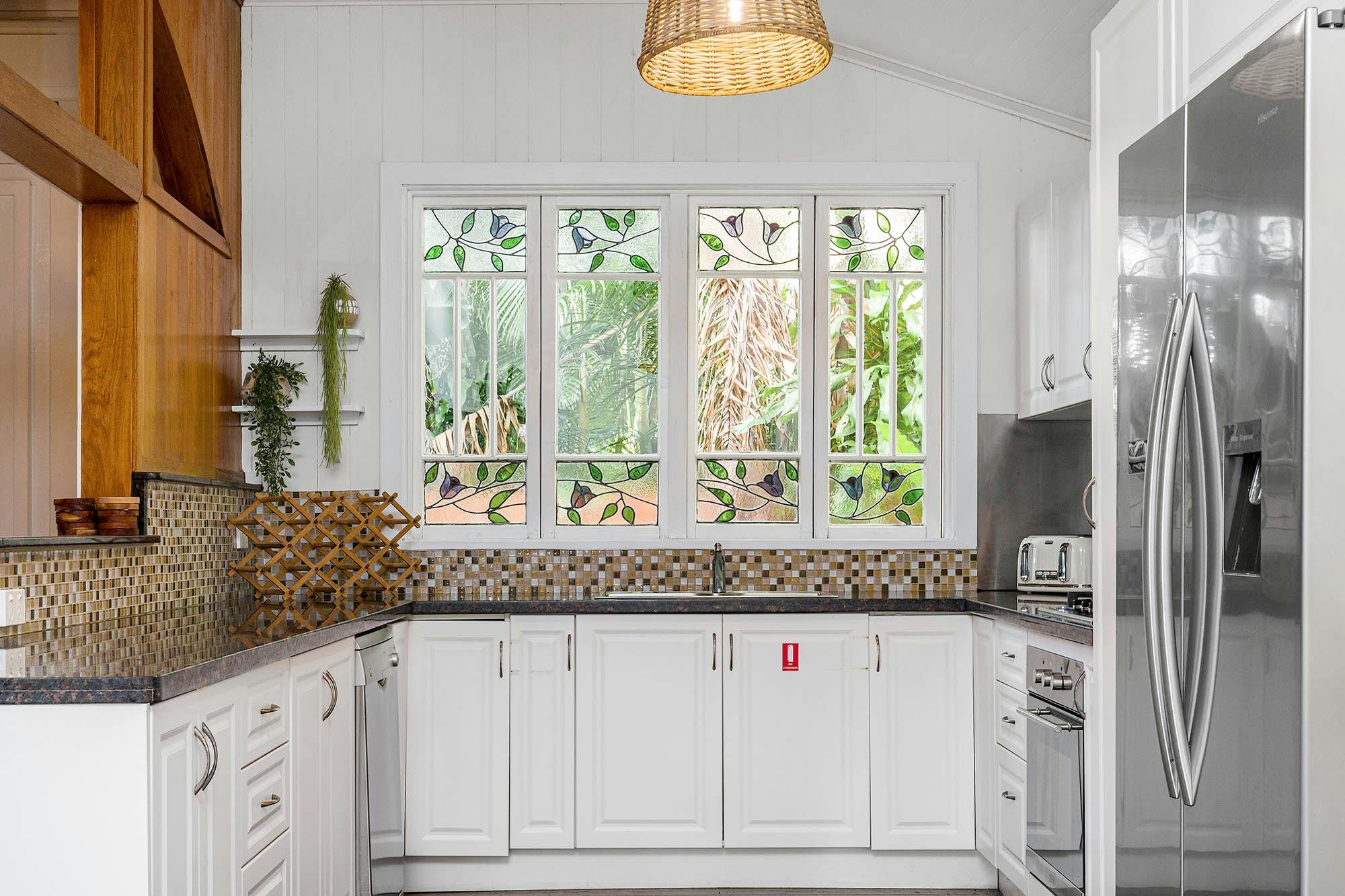 Starr Cottage - Byron Bay - Living Room flow to Outdoor Area