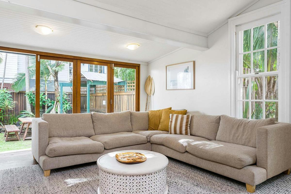 Starr Cottage - Byron Bay - Living Room flow to Outdoor Area