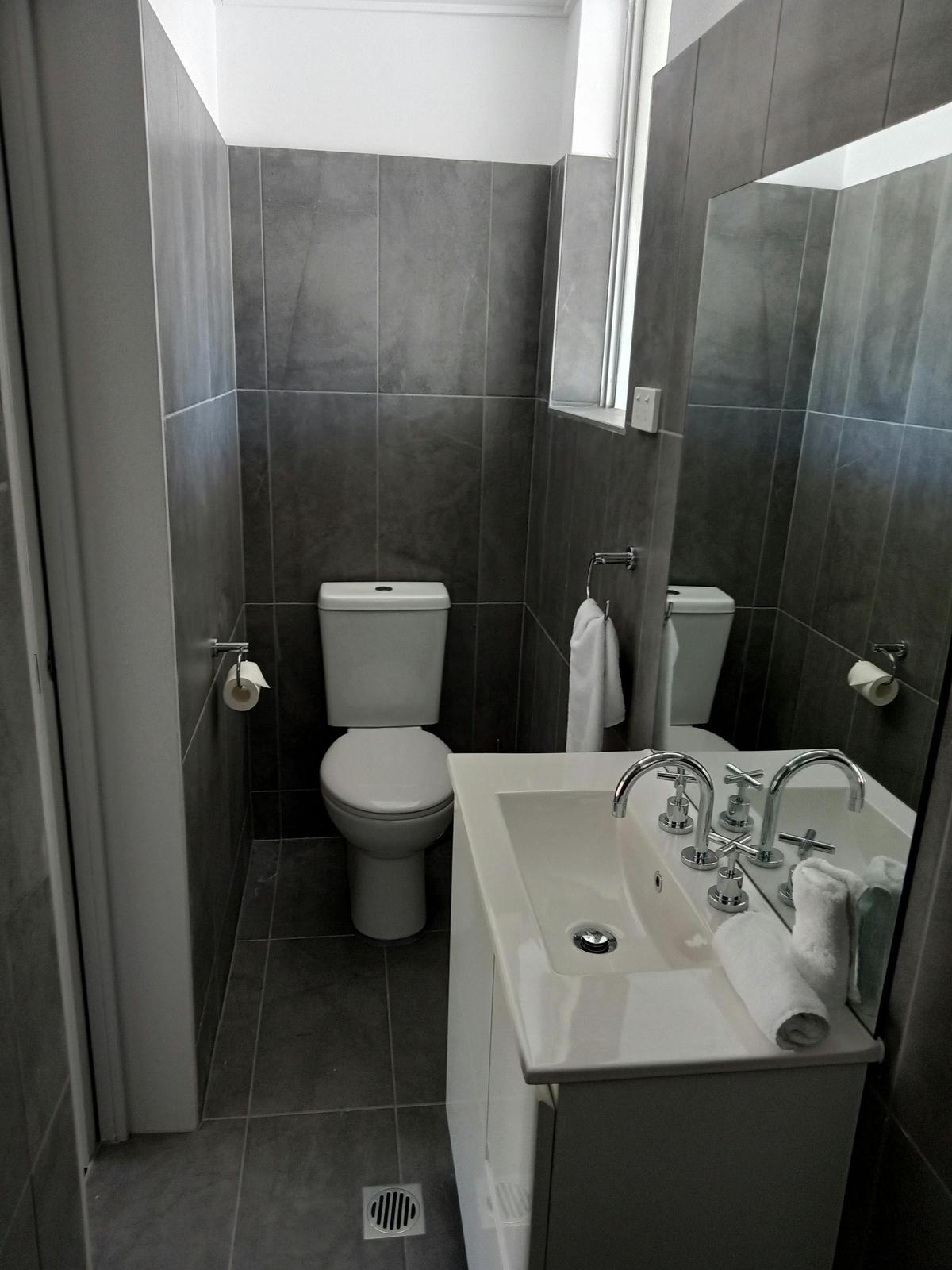 Deluxe King Suite Bathroom