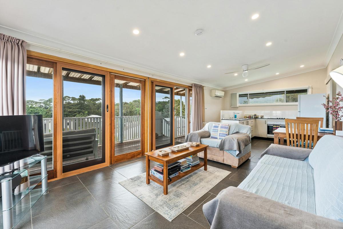 Seaview suite living room & kitchen with ocean & mountain views