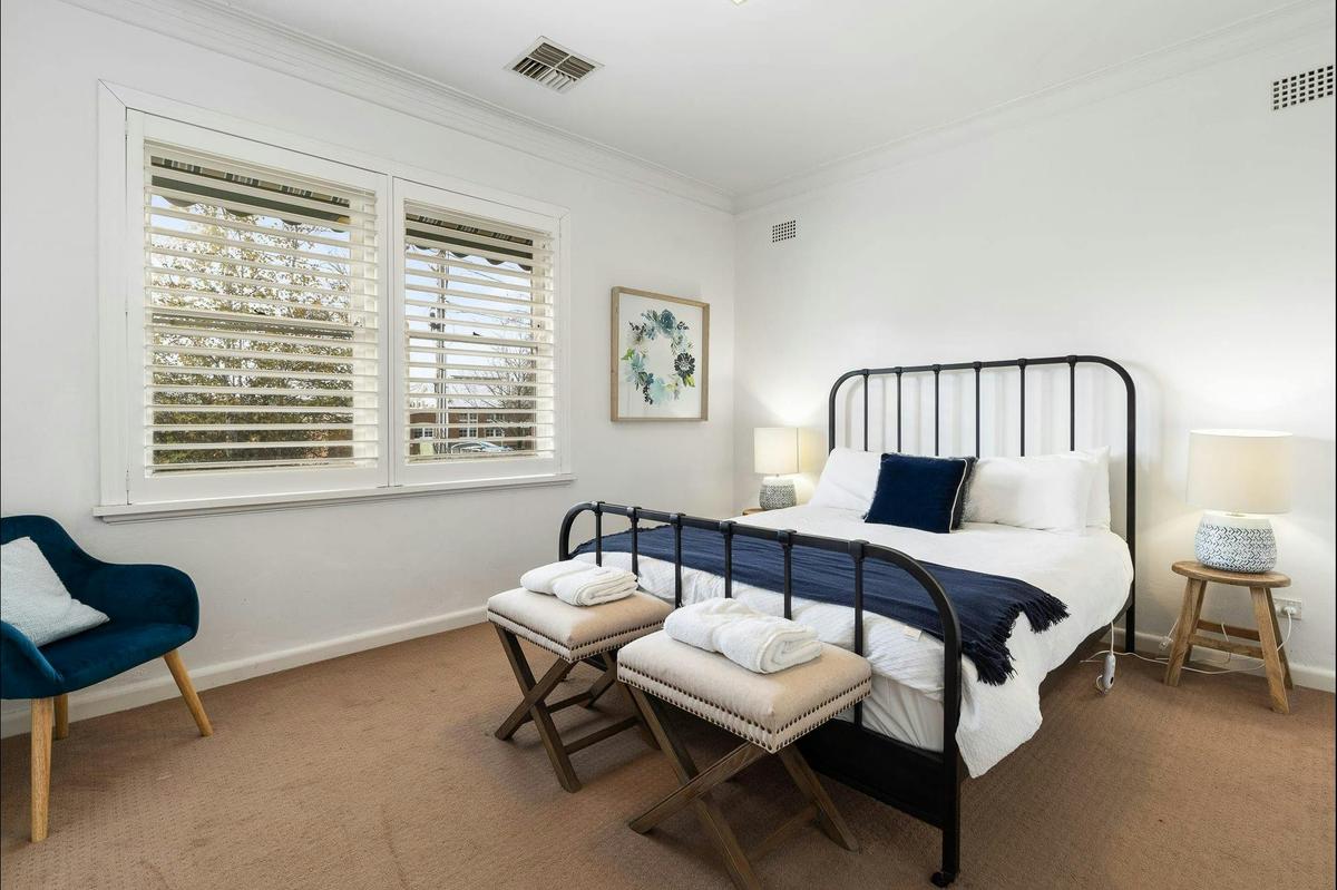 Queen Bedroom at Stay Stylish in the Heart of Orange