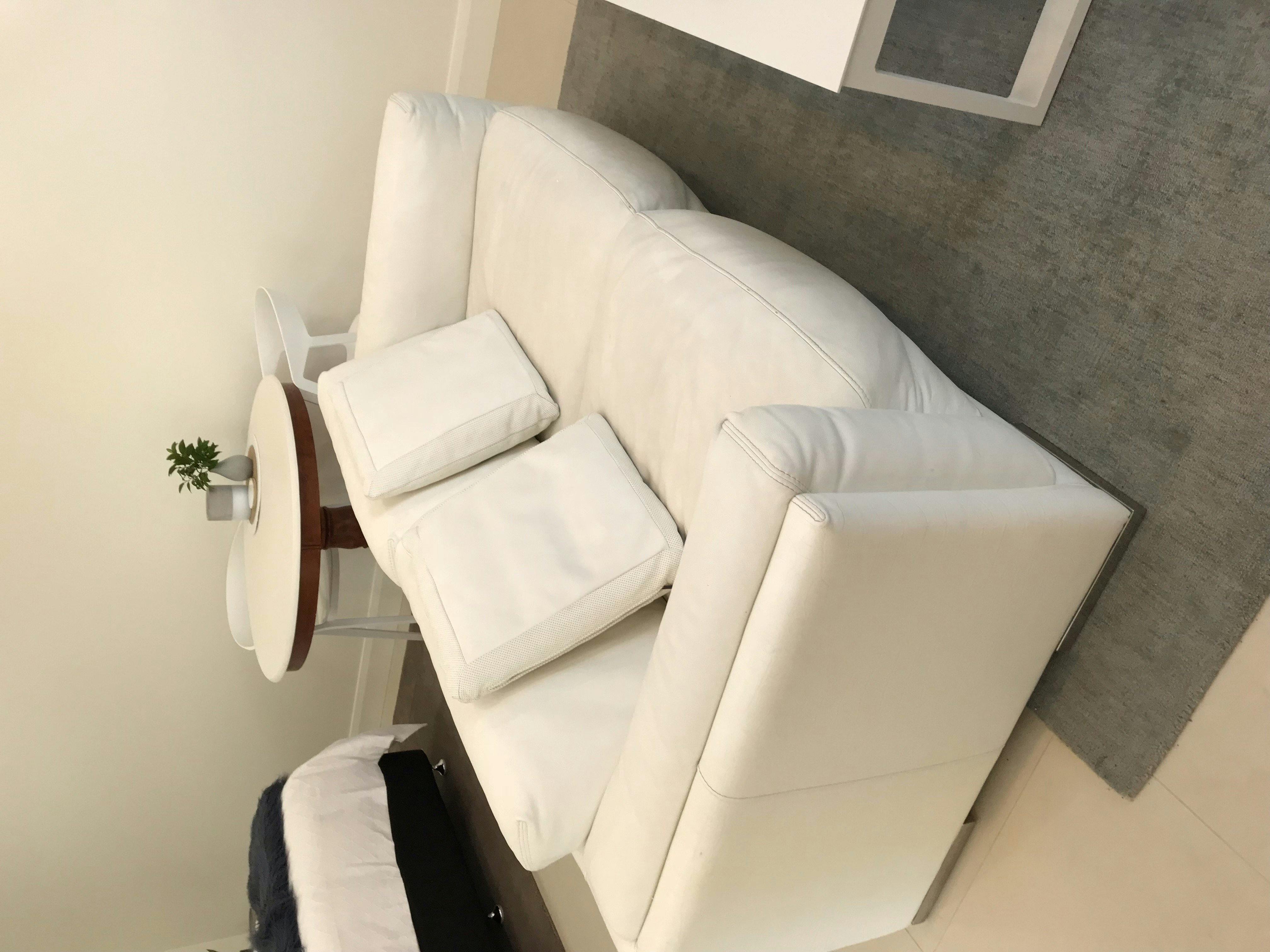 2-seater leather lounge