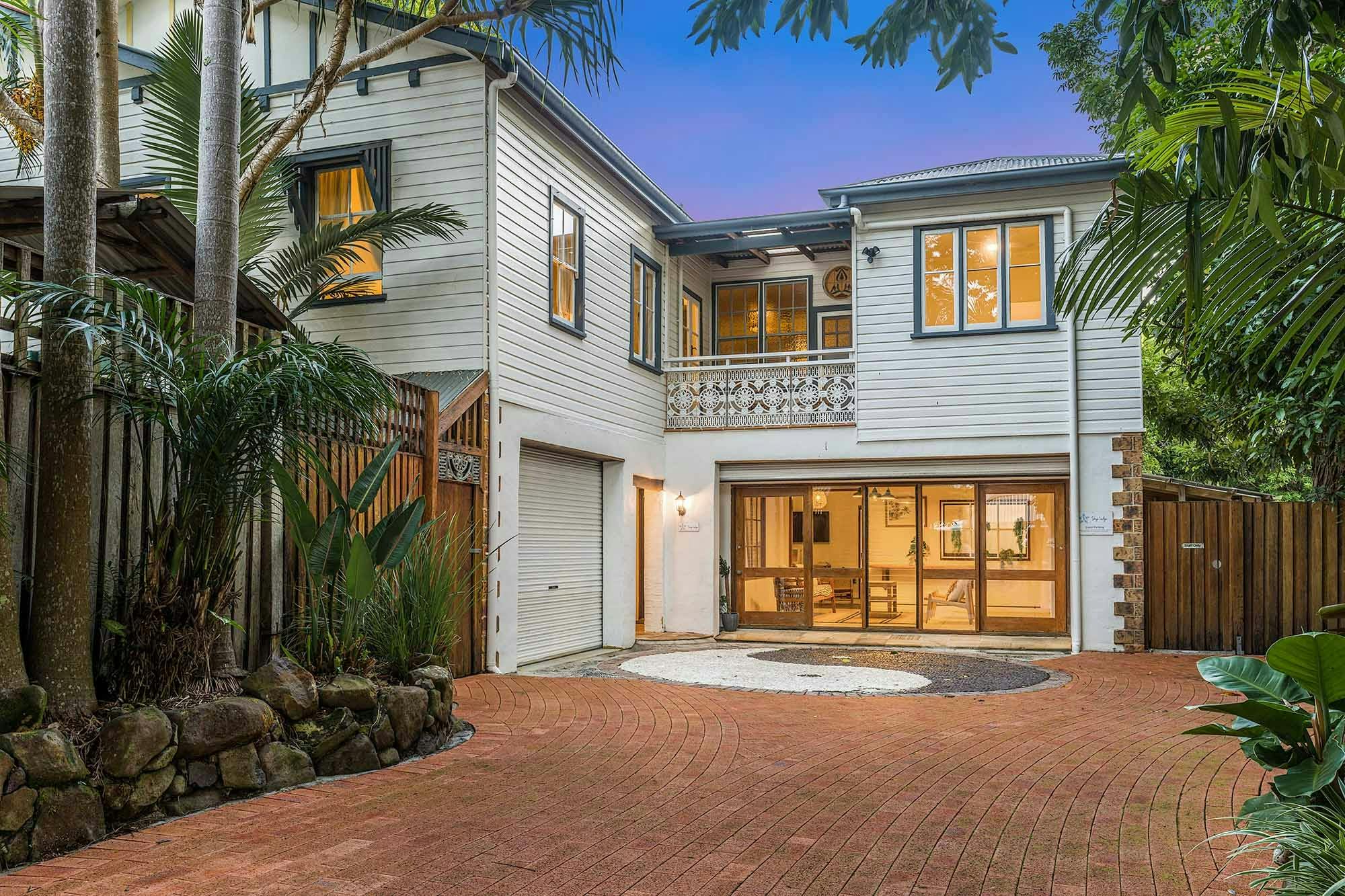 Skye Lodge - Byron Bay - Front of Property and Driveway at Sunset