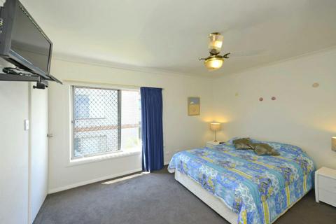 Bedroom 1 - Queen Bed