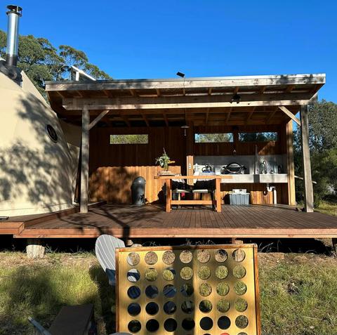 Banjos Camp heated outdoor area and kitchen