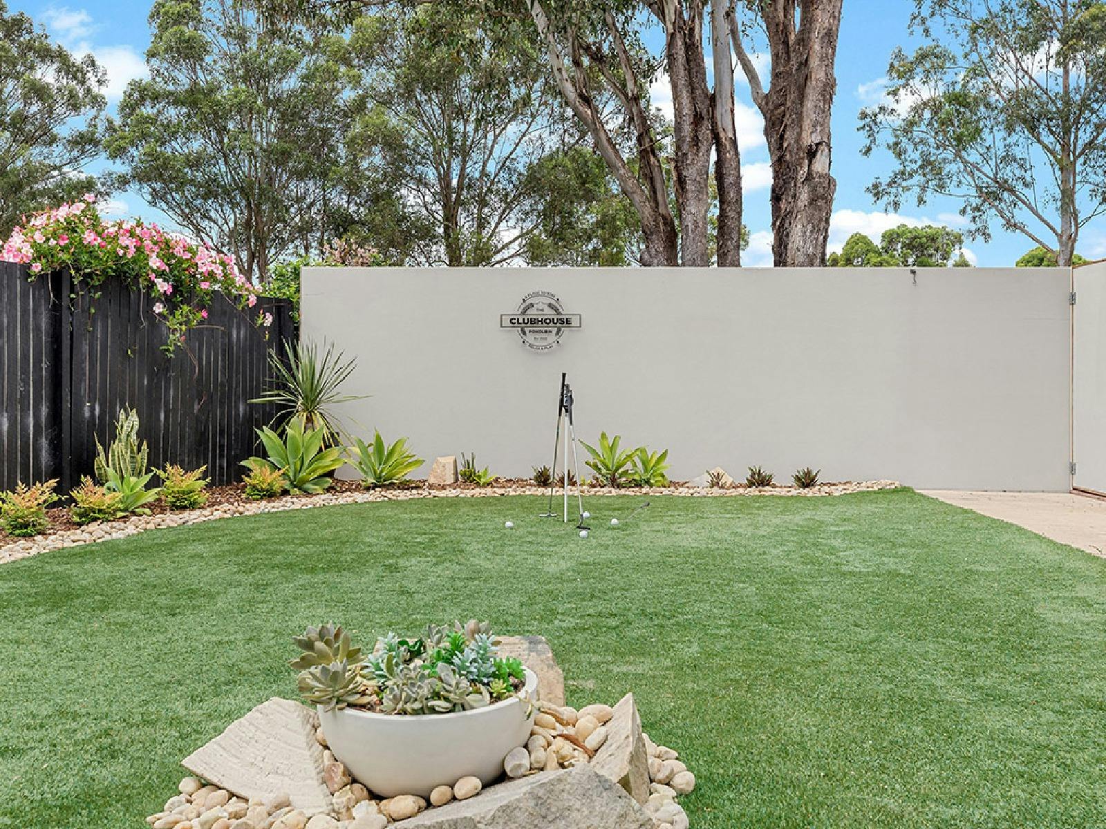 The Clubhouse Pokolbin putting green