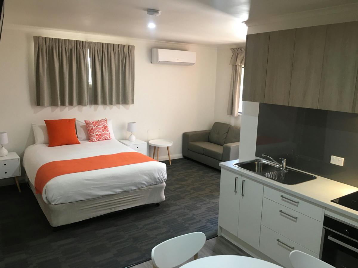 Superior Lounge, Dinning, Bed