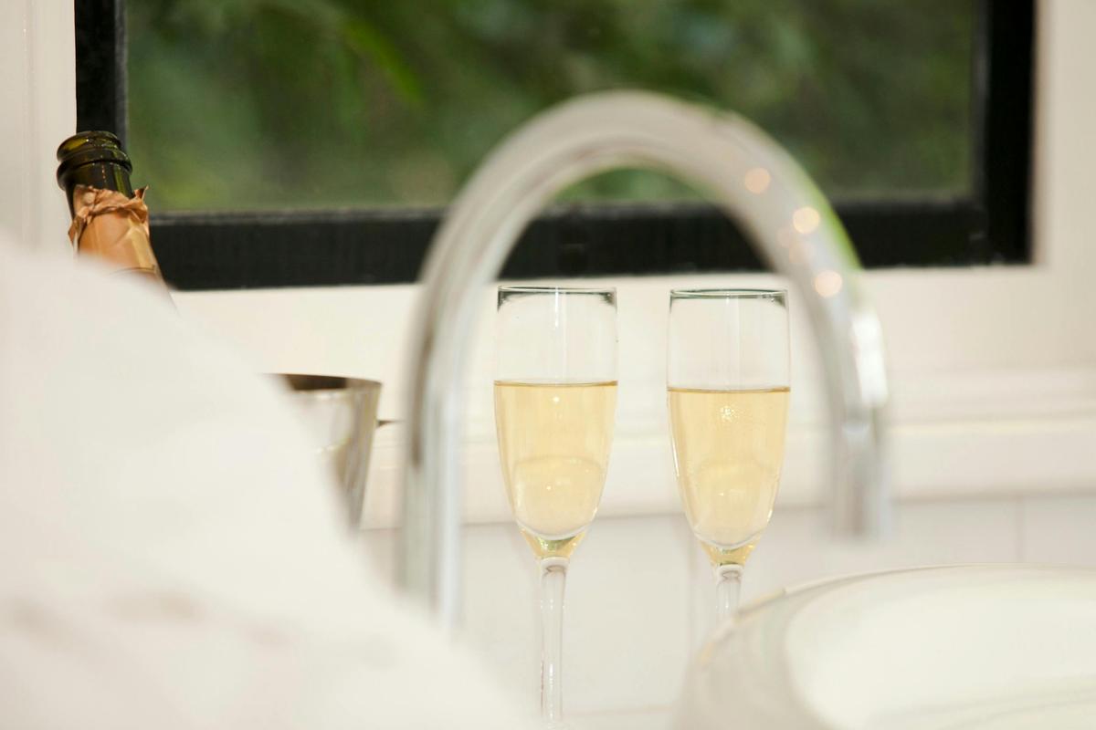 Bubbly with bubbles in the bath