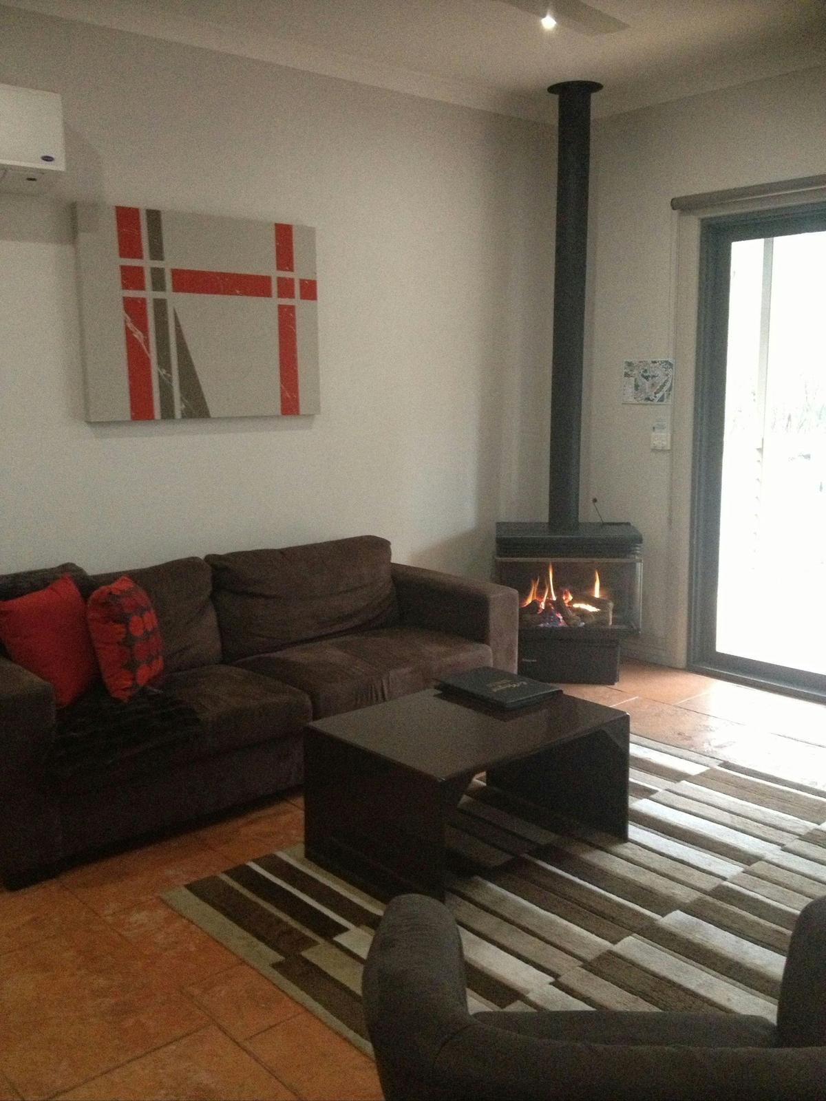 spacious living in one bedroom vila