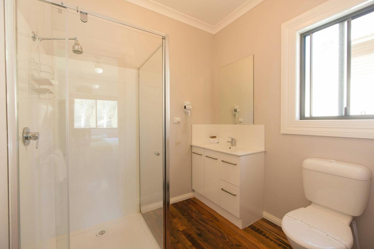 Moama on Murray Resort Two Bedroom Villa Bathroom