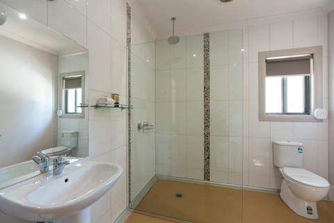 Moama on Murray One Bedroom Villa Bathroom