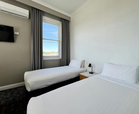 Sunnyside Tavern, Broadmeadow NSW - Twin Singles Room (Shared Bathroom)