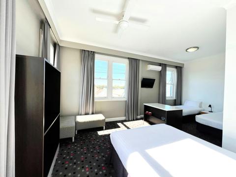 Sunnyside Tavern, Broadmeadow NSW - The Sunnyside Suite (Ensuite Bathroom)