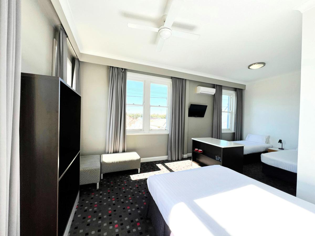 Sunnyside Tavern, Broadmeadow NSW - The Sunnyside Suite (Ensuite Bathroom)