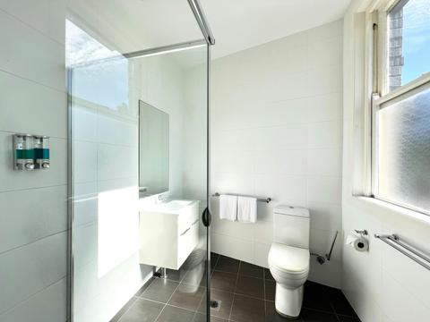 Sunnyside Tavern, Broadmeadow NSW - The Sunnyside Suite (Ensuite Bathroom)