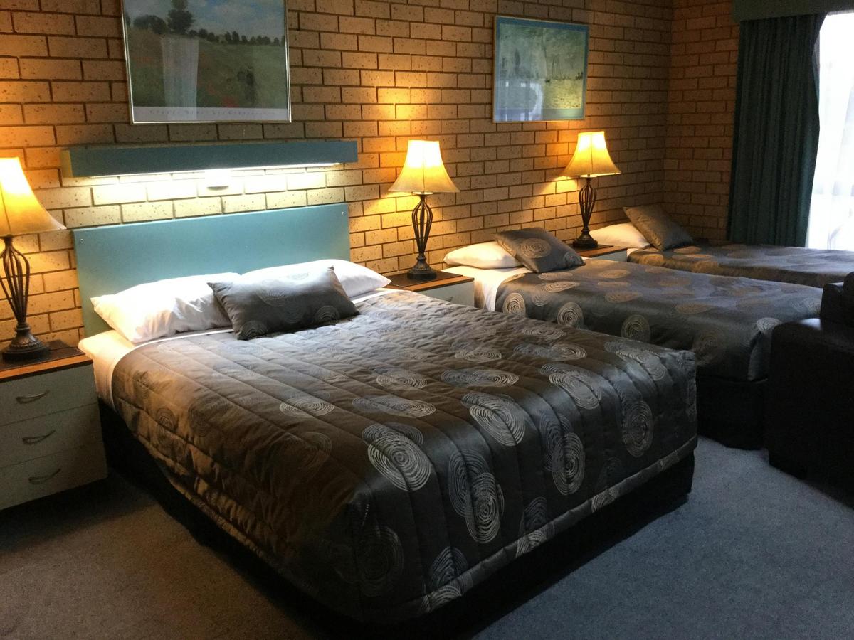 Spacious Queen room sleeps upto 4