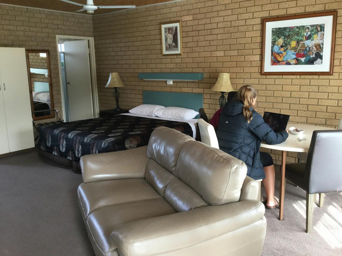Open living room plenty of space