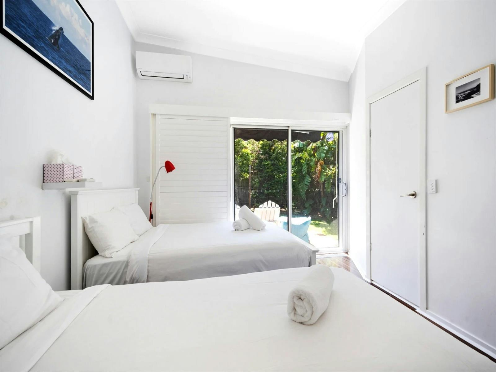 Room with two single beds, ideal for sharing