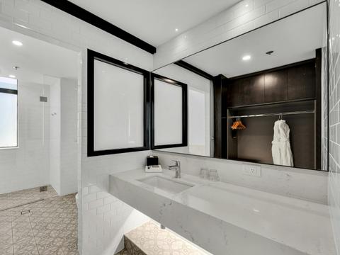 Signature Premium Corner King Room