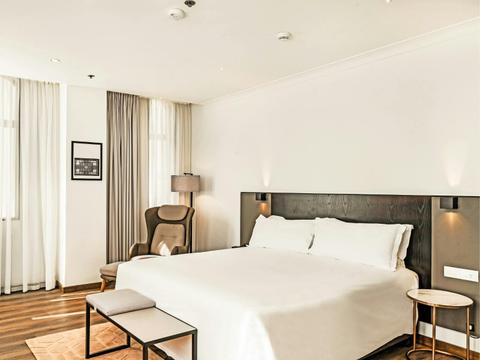 Signature Premium Corner King Room