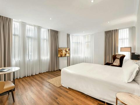 Signature Premium Corner King Room