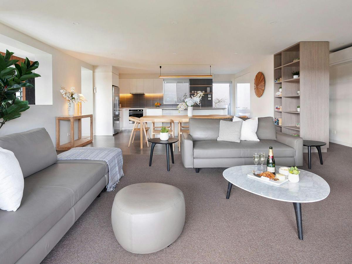 Surf n Turf - The Grandstand | Living room | Smart TV | Views of Bonaria Oval