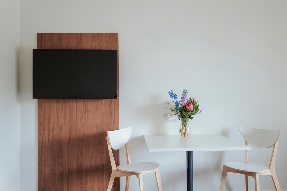 King Studio TV & Dining