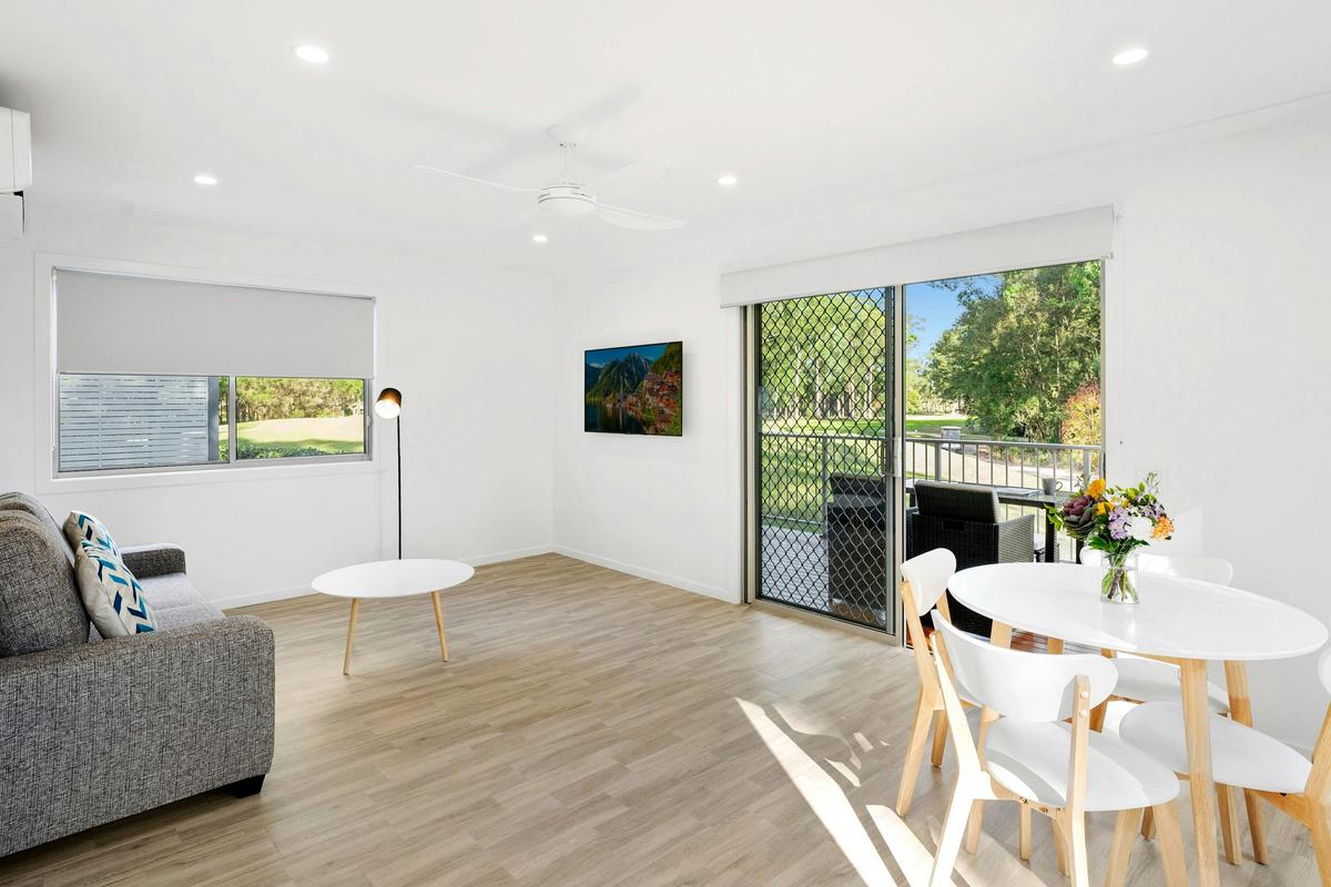 Lounge/Dining