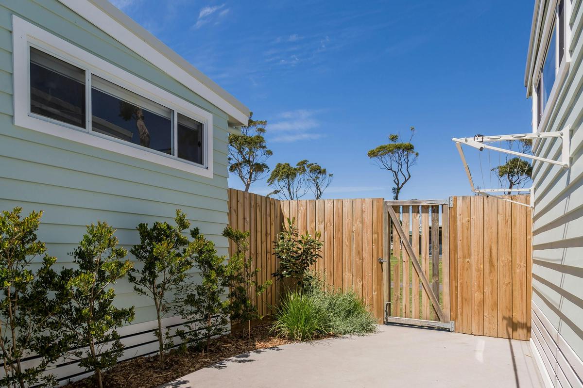 Surfside Cabin (sleeps 4) Private courtyard