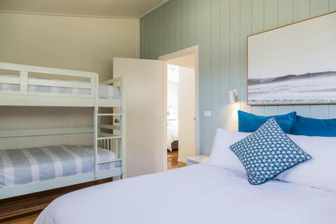 Surfside Cabin (sleeps 6) Queen Bed with single bunk