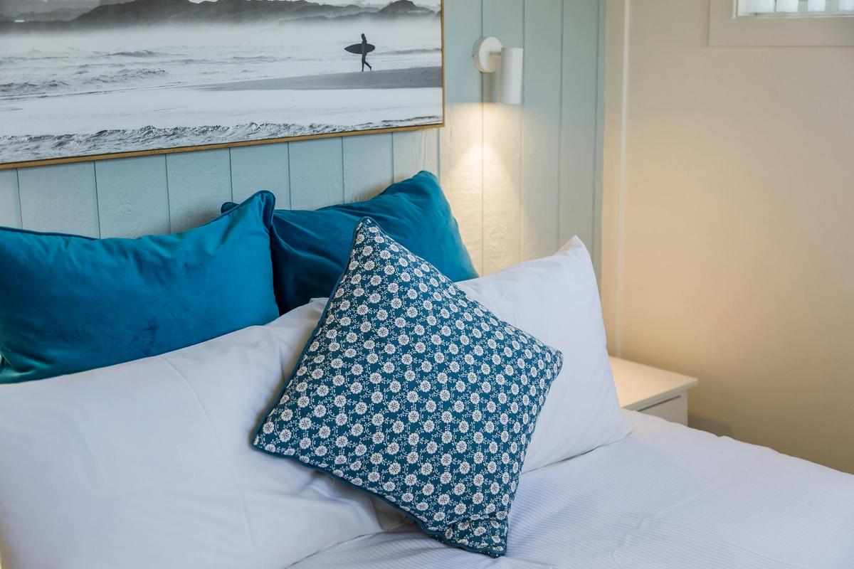 Surfside Cabin (sleeps 6) Queen bedroom detail