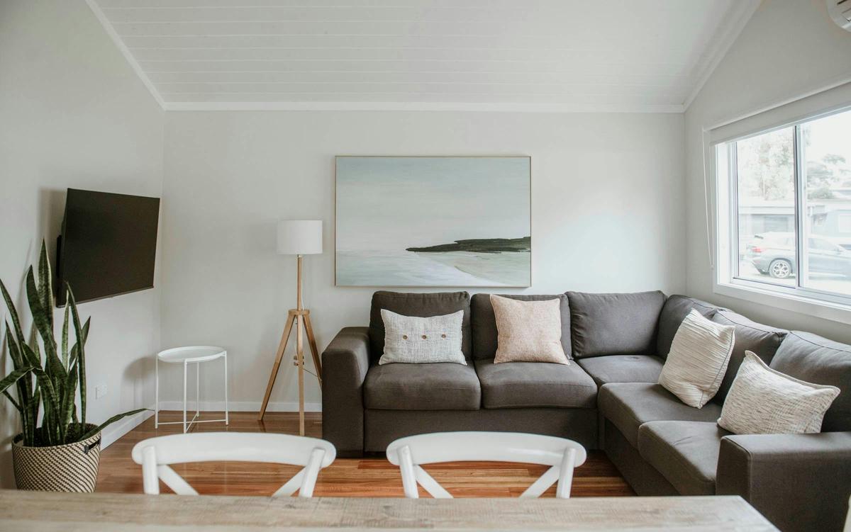 Surfside Cabin (sleeps 5) lounge and 50 inch smart TV