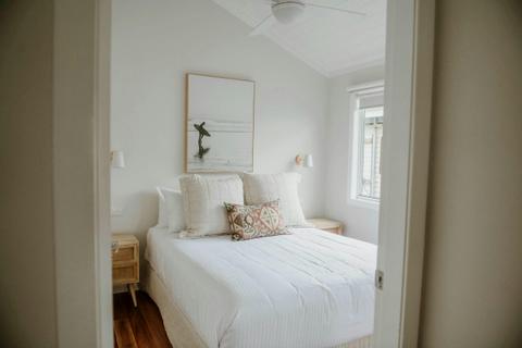 Surfside Cabin (sleeps 5) Queen Bed