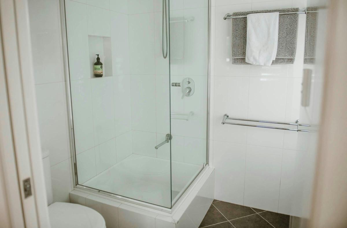 Surfside Cabin (sleeps 5) Bathroom