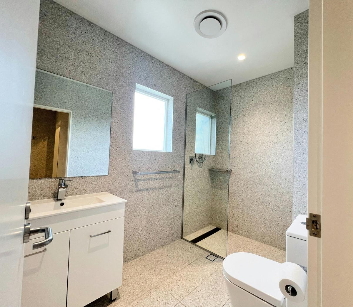 Tempe Hotel, Tempe, Sydney NSW - Queen Balcony Room (Ensuite) - Bathroom