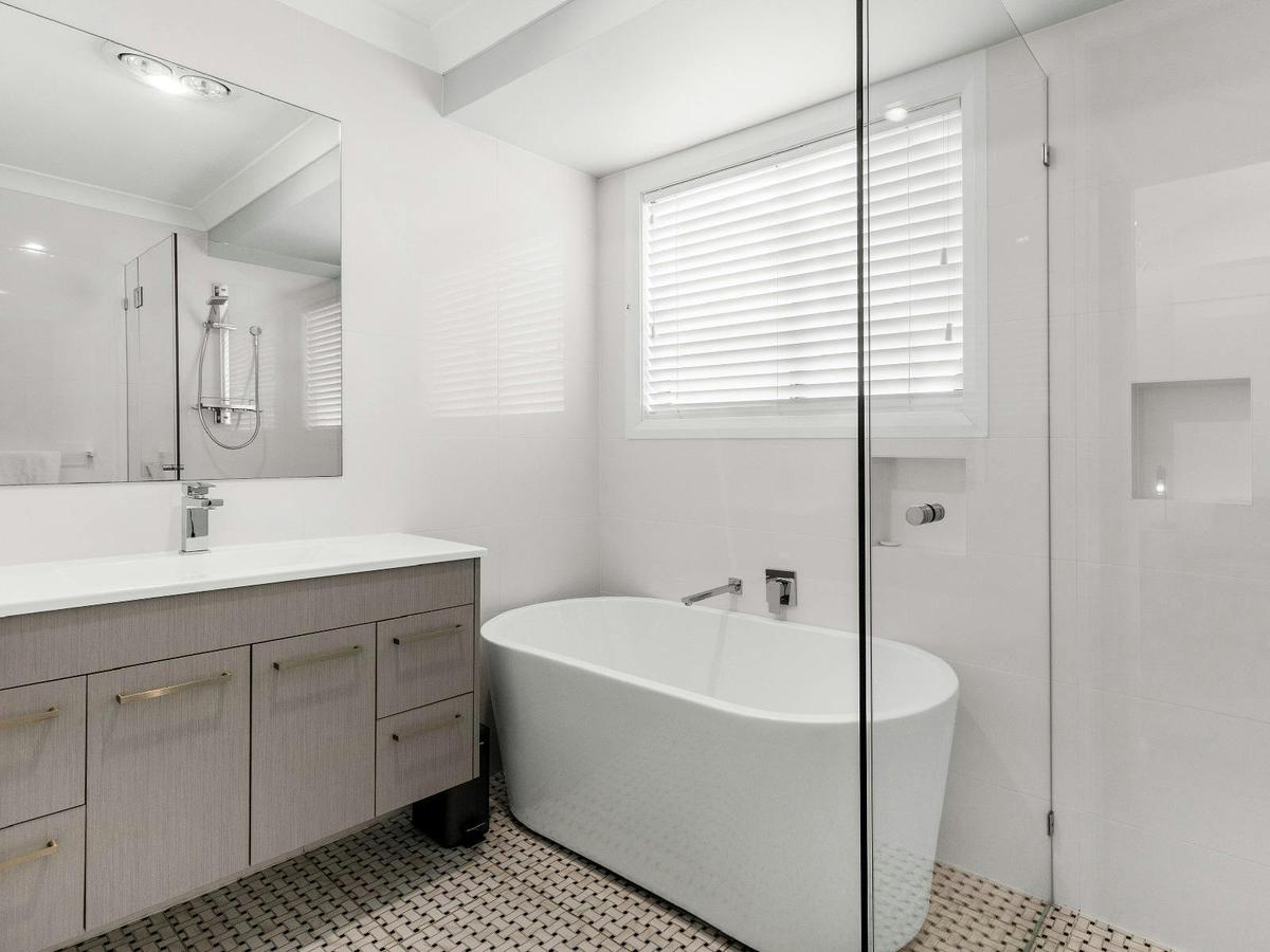 Tee To Greens bathroom with bathtub