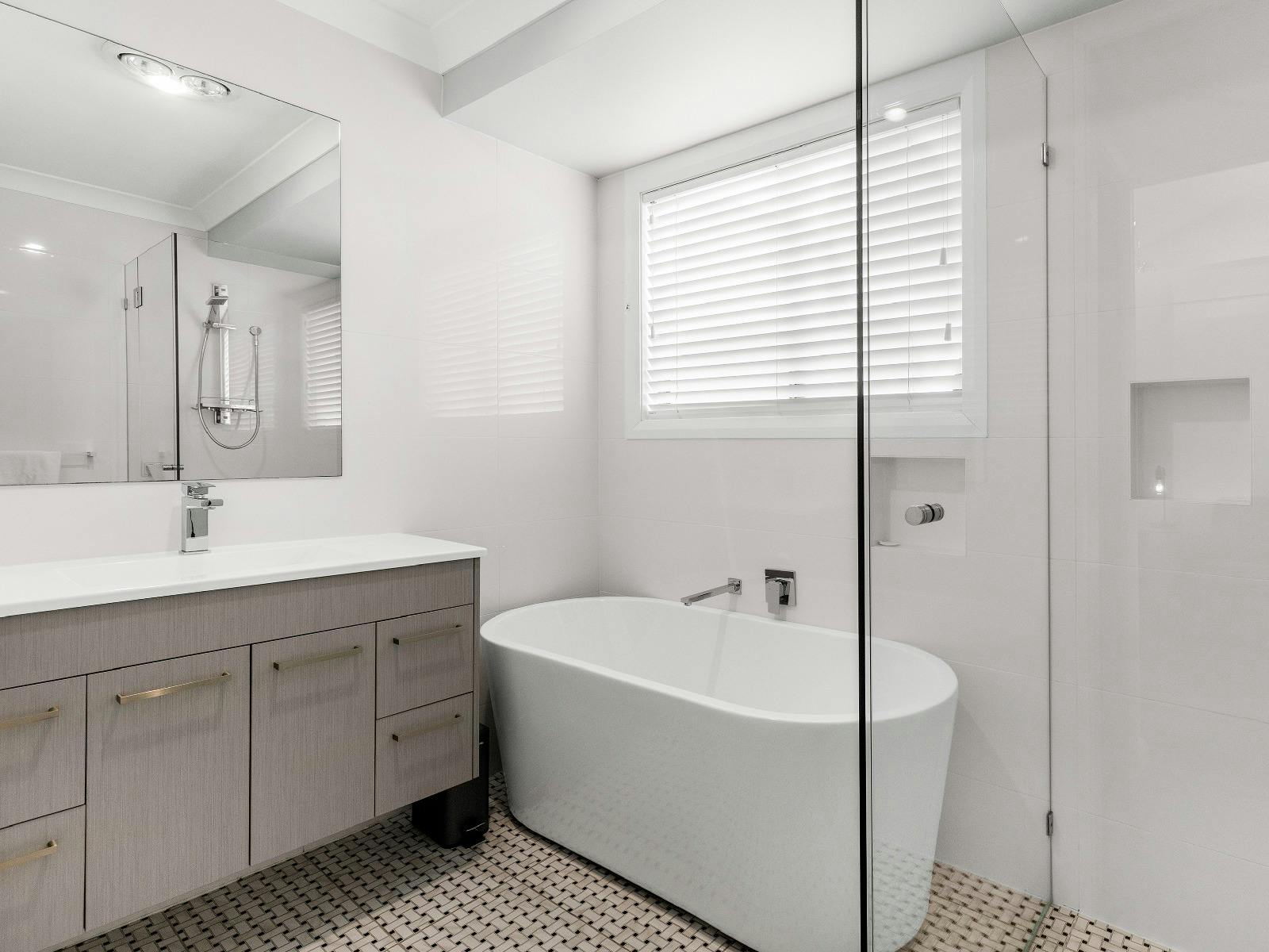 Tee To Greens bathroom with bathtub